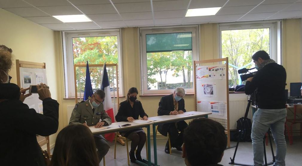Signature du renouvellement de la convention de partenariat de la classe de défense et de sécurité globale entre la Délégation militaire du Maine-et-Loire et le collège Georges Clémenceau de Cholet.
